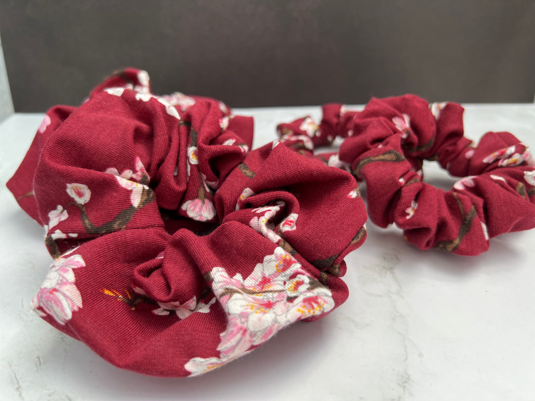 baumwoll-scrunchie-weinrot-floral-haargummi