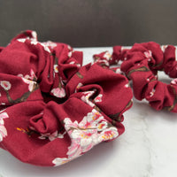 baumwoll-scrunchie-weinrot-floral-haargummi