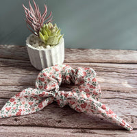 Baumwoll-Scrunchie mit Schleife – Weiches Haargummi mit Blumenmuster mit Schleife