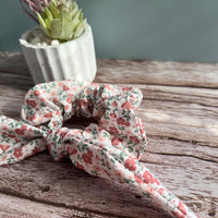 Baumwoll-Scrunchie mit Schleife – Weiches Haargummi mit Blumenmuster mit Schleife