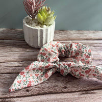 Baumwoll-Scrunchie mit Schleife – Weiches Haargummi mit Blumenmuster mit Schleife