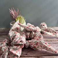 Baumwoll-Scrunchie mit Schleife – Weiches Haargummi mit Blumenmuster mit Schleife