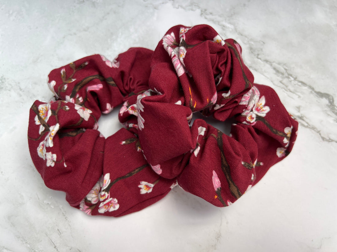Asiatisch inspiriertes Blumenmuster auf weinrotem Baumwoll-Scrunchie