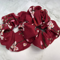 Asiatisch inspiriertes Blumenmuster auf weinrotem Baumwoll-Scrunchie