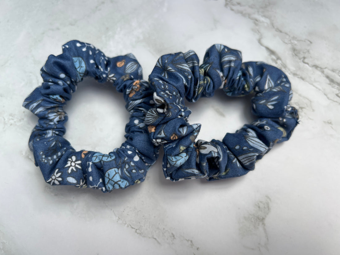 Handgemachtes jeansblaues Baumwoll-Scrunchie mit Blumen & Schmetterlingen – Stylingbeispiel für Zopf oder Dutt
