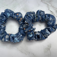 Handgemachtes jeansblaues Baumwoll-Scrunchie mit Blumen & Schmetterlingen – Stylingbeispiel für Zopf oder Dutt
