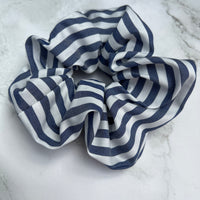 „Blau-weiß gestreiftes Baumwoll-Scrunchie – handgefertigter Haargummi, erhältlich in 2 Größen“