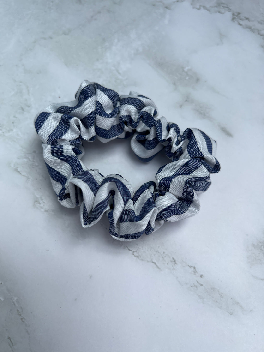 Detailaufnahme des blau-weiß gestreiften Baumwoll-Scrunchies – weiches, haarschonendes Haar-Accessoire