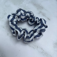 Detailaufnahme des blau-weiß gestreiften Baumwoll-Scrunchies – weiches, haarschonendes Haar-Accessoire