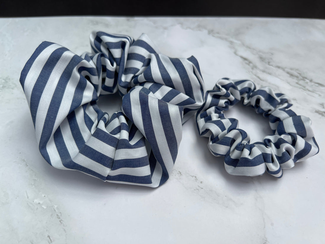 Größenvergleich des blau-weiß gestreiften Baumwoll-Scrunchies – Variante groß und klein