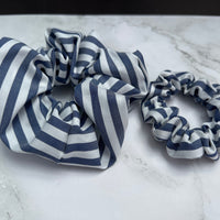 Größenvergleich des blau-weiß gestreiften Baumwoll-Scrunchies – Variante groß und klein