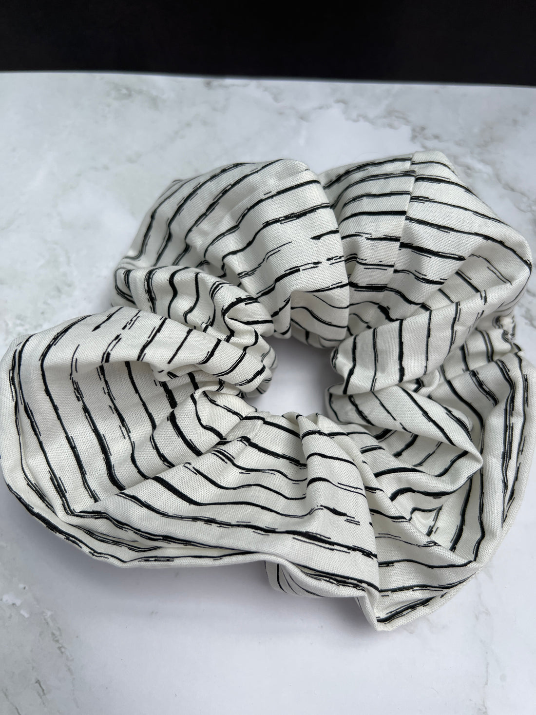 Größenvergleich des schwarz-weiß gestreiften Baumwoll-Scrunchies – Variante groß und klein