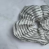 Schwarz-Weiß Baumwoll Scrunchie | Gestreiftes Haargummi Handmade
