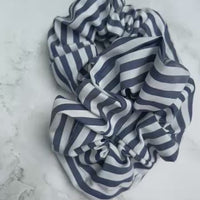 Größenvergleich des blau-weiß gestreiften Baumwoll-Scrunchies – Variante groß und klein