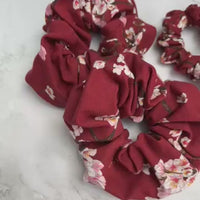 Floral bedrucktes Scrunchie aus Baumwolle in zwei Größen erhältlich