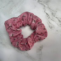 Rosa Baumwoll-Scrunchie mit zartem Blumenmuster – handgefertigter Haargummi in Größe klein