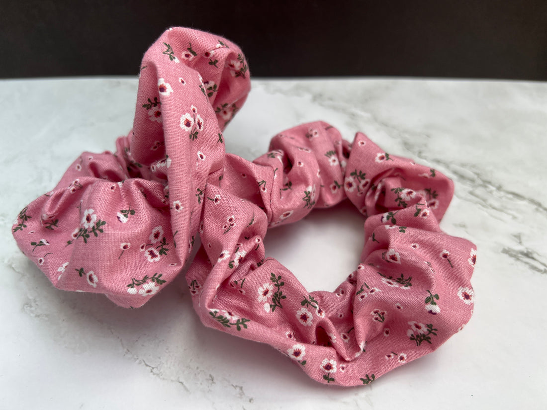 Handgefertigtes rosa Baumwoll-Scrunchie – Stylingbeispiel für Zopf oder Dutt