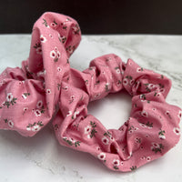 Handgefertigtes rosa Baumwoll-Scrunchie – Stylingbeispiel für Zopf oder Dutt