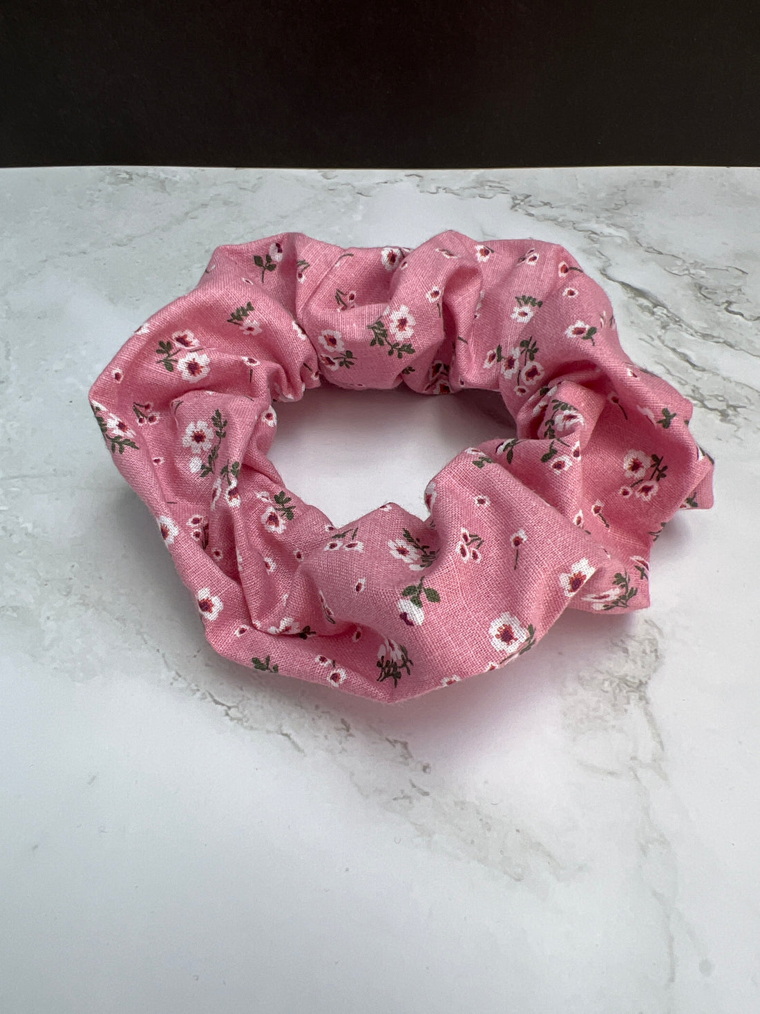 Handgefertigtes rosa Baumwoll-Scrunchie – Stylingbeispiel für Zopf oder Dutt
