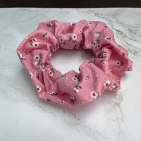 Handgefertigtes rosa Baumwoll-Scrunchie – Stylingbeispiel für Zopf oder Dutt