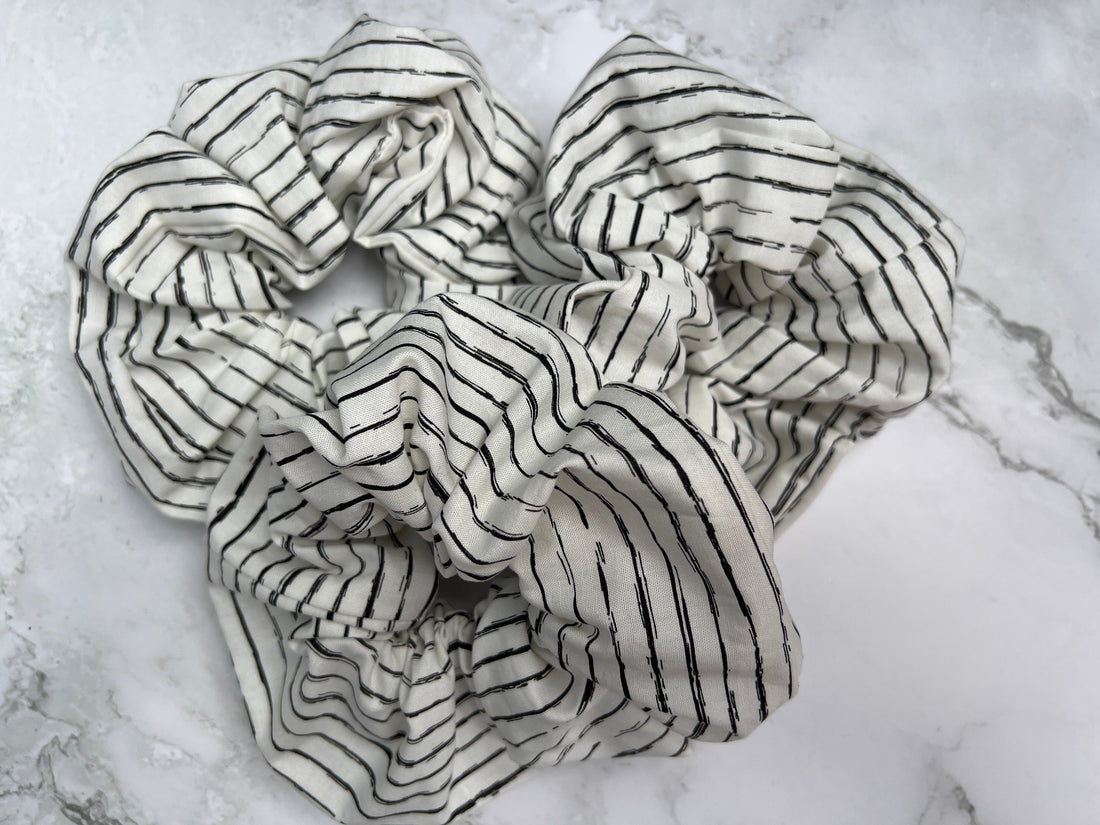 Größenvergleich des schwarz-weiß gestreiften Baumwoll-Scrunchies – Variante groß und klein