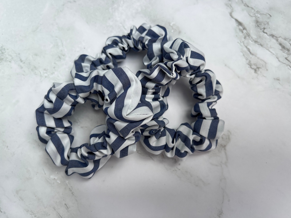 Größenvergleich des blau-weiß gestreiften Baumwoll-Scrunchies – Variante groß und klein
