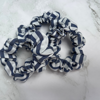 Größenvergleich des blau-weiß gestreiften Baumwoll-Scrunchies – Variante groß und klein