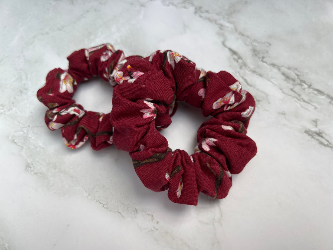 Floral bedrucktes Scrunchie aus Baumwolle in zwei Größen erhältlich