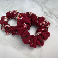 Floral bedrucktes Scrunchie aus Baumwolle in zwei Größen erhältlich