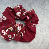 Weinrotes Baumwoll-Scrunchie mit asiatischem Blumenmuster – handgefertigter Haargummi groß