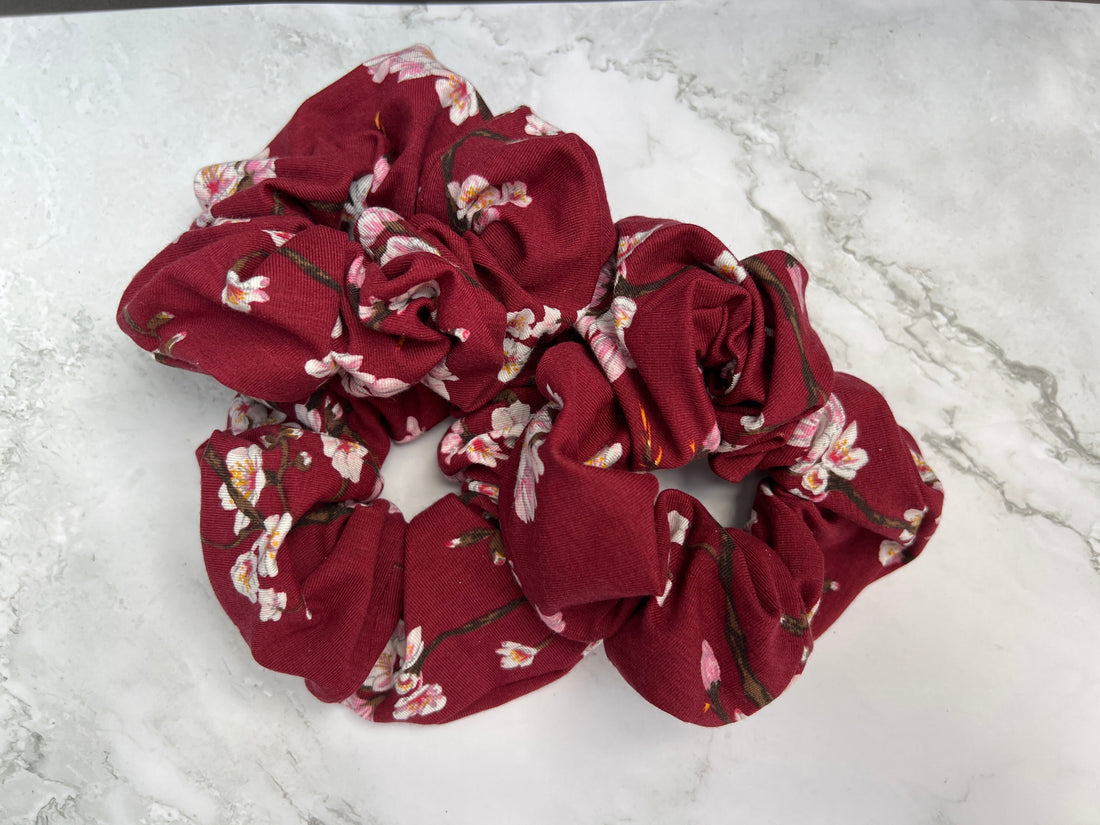 Nachhaltig handgefertigtes Scrunchie in Weinrot, ideal für den Alltag