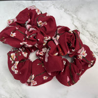Nachhaltig handgefertigtes Scrunchie in Weinrot, ideal für den Alltag