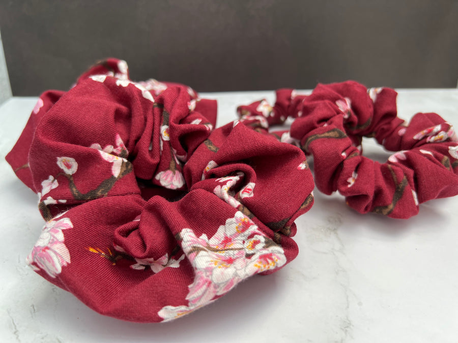 baumwoll-scrunchie-weinrot-floral-haargummi