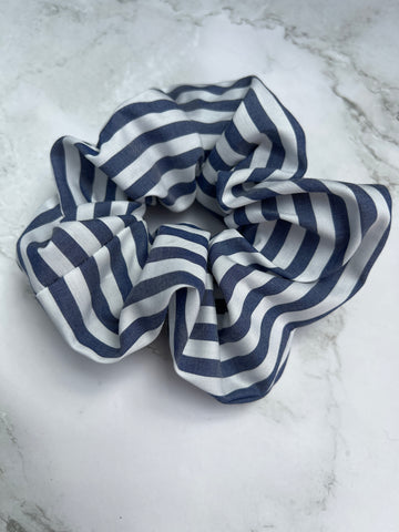 „Blau-weiß gestreiftes Baumwoll-Scrunchie – handgefertigter Haargummi, erhältlich in 2 Größen“