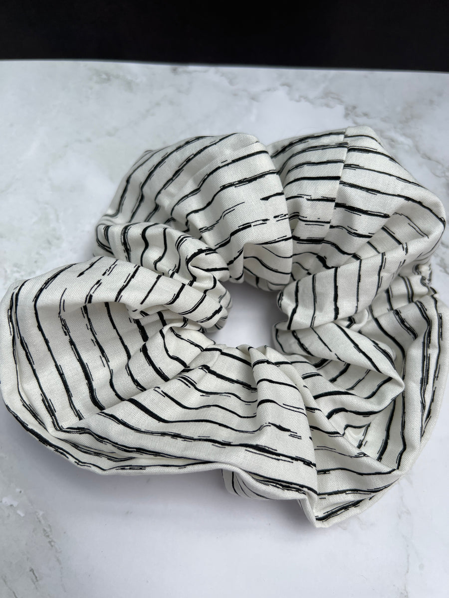 Größenvergleich des schwarz-weiß gestreiften Baumwoll-Scrunchies – Variante groß und klein