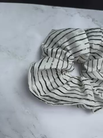 Schwarz-Weiß Baumwoll Scrunchie | Gestreiftes Haargummi Handmade