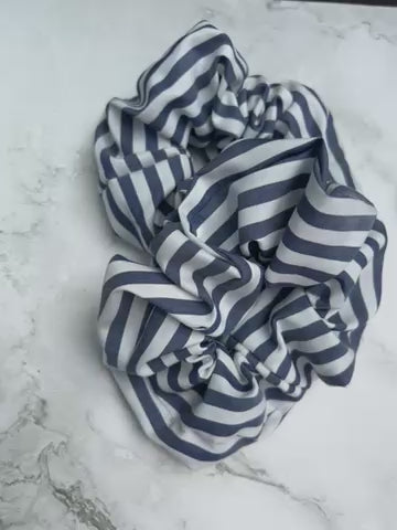 Größenvergleich des blau-weiß gestreiften Baumwoll-Scrunchies – Variante groß und klein