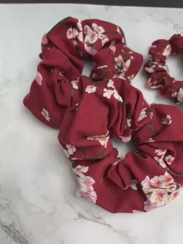 Floral bedrucktes Scrunchie aus Baumwolle in zwei Größen erhältlich