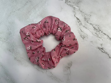 Rosa Baumwoll-Scrunchie mit zartem Blumenmuster – handgefertigter Haargummi in Größe klein