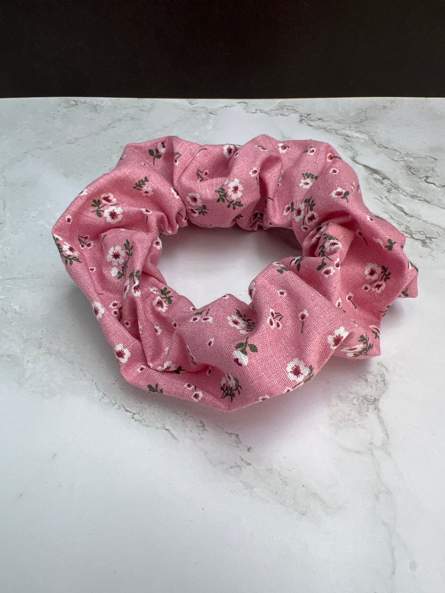 Handgefertigtes rosa Baumwoll-Scrunchie – Stylingbeispiel für Zopf oder Dutt