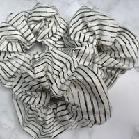 Größenvergleich des schwarz-weiß gestreiften Baumwoll-Scrunchies – Variante groß und klein