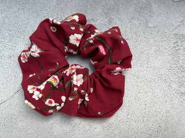 Weinrotes Baumwoll-Scrunchie mit asiatischem Blumenmuster – handgefertigter Haargummi groß